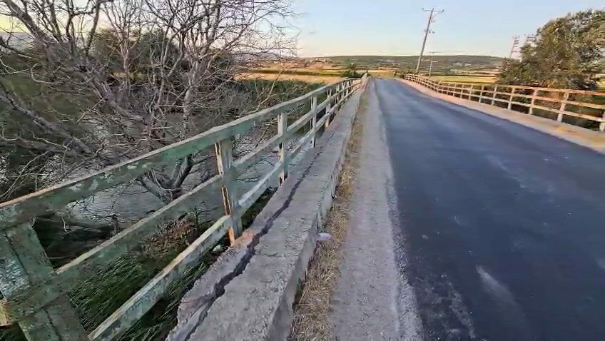 Her araç geçtiğinde beşik gibi sallanıyor Bursa’nın Karacabey ilçesi ile Harmanlı Mahallesini birbirine bağlayan köprü, her