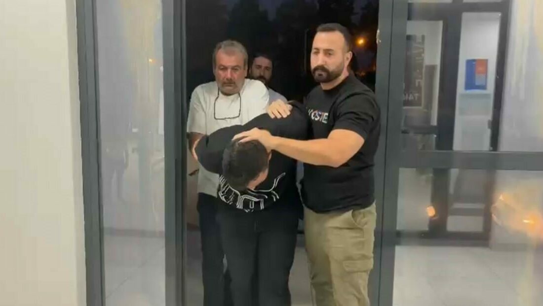 Husumetlisini vuracaktı, yanlışlıkla 3 kişiyi daha vurdu Bursa’nın Yenişehir ilçesinde cuma namazı çıkışında husumetlisini silahla vurmak isteyen