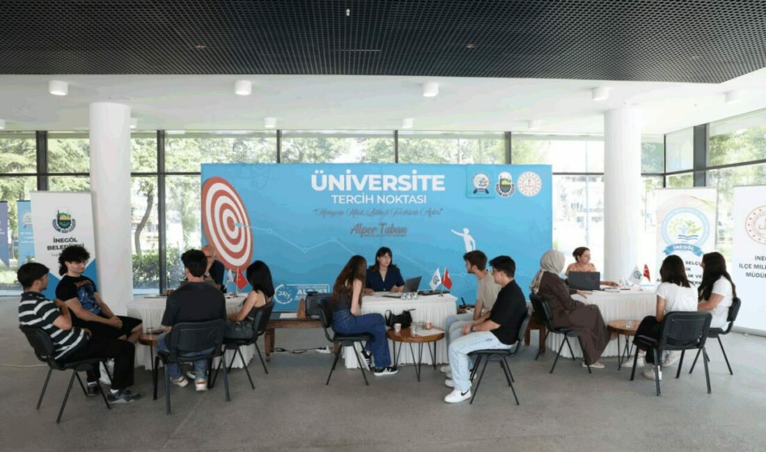 İnegöl Belediyesi tercih yapacak öğrencilerin yanında İnegöl Belediyesi’nin Ücretsiz Üniversite Tercih Danışmanlığı Noktasını ziyaret eden Belediye