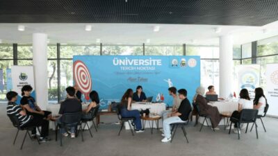 İnegöl Belediyesi’nin Ücretsiz Üniversite Tercih Danışmanlığı Noktasını ziyaret eden Belediye