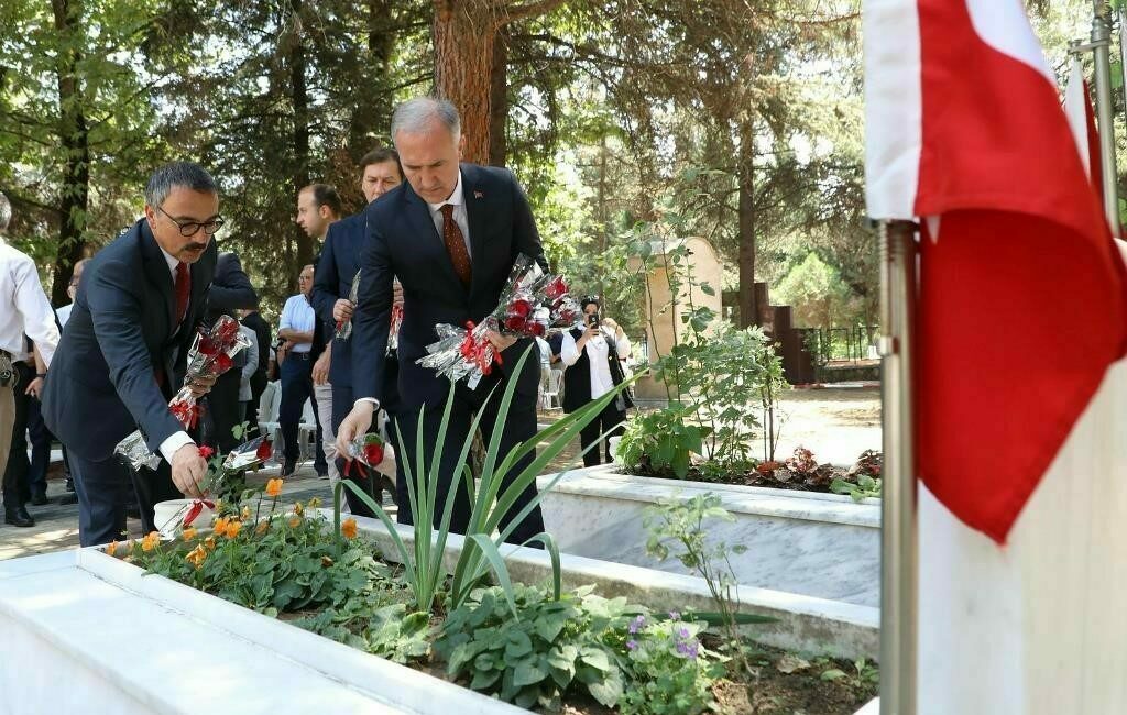 İnegöl’de 15 Temmuz şehitleri dualarla anıldı 15 Temmuz hain darbe girişiminin 9. yıl dönümünde, İnegöl’de düzenlenen