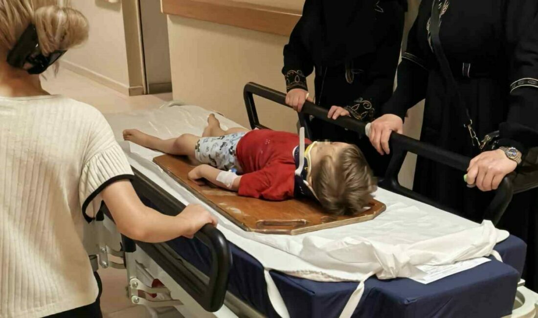 Bursa’nın İnegöl ilçesinde ikinci kattaki evlerinin balkonunda düşen 3 yaşındaki