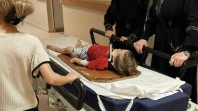 Bursa’nın İnegöl ilçesinde ikinci kattaki evlerinin balkonunda düşen 3 yaşındaki