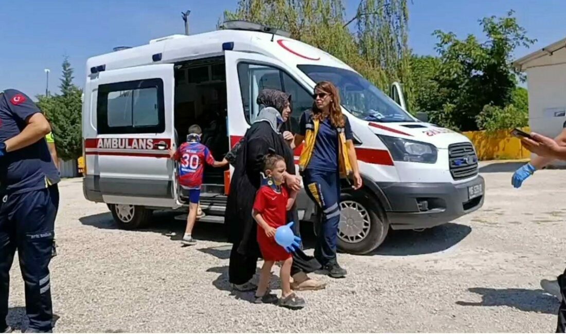 İnşaat alanına uçan triportördeki 2’si çocuk 4 kişi yaralandı Bursa’nın İnegöl ilçesinde meydana gelen kazada kontrolden çıkan akülü triportör,