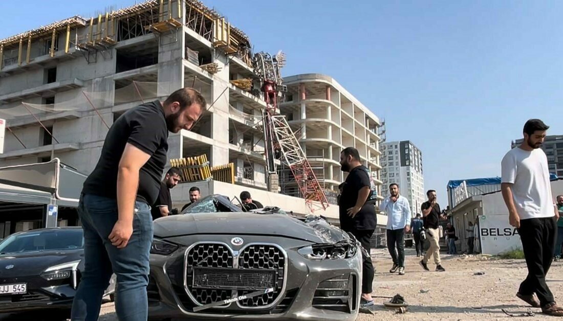 Bursa’da bir inşaat sahasında şantiye alanındaki yüksek tonajlı vinç, yola