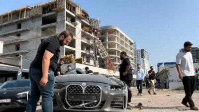 Bursa’da bir inşaat sahasında şantiye alanındaki yüksek tonajlı vinç, yola