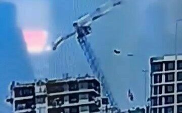 Bursa’da bir inşaat sahasında şantiye alanındaki yüksek tonajlı vincin devrilme