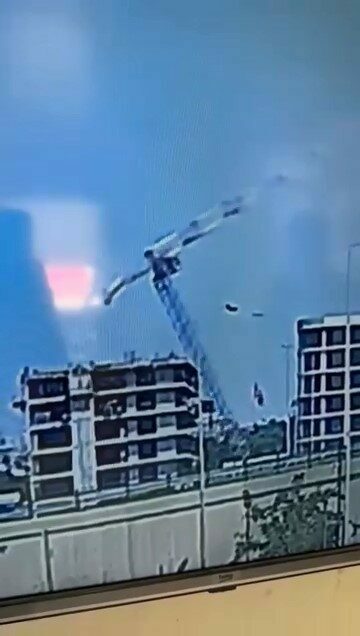 İnşaat alanındaki vincin devrilme anı kamerada Bursa’da bir inşaat sahasında şantiye alanındaki yüksek tonajlı vincin devrilme