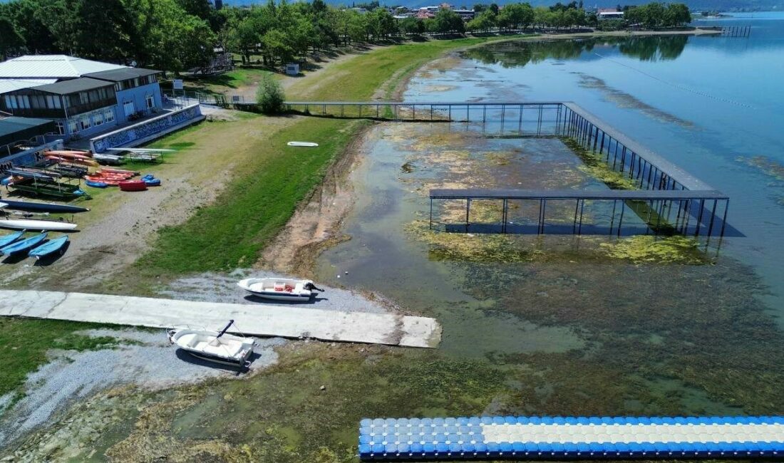 Bursa’nın İznik ilçesinde yaşanan kuraklık, gölün suyunu korkutucu seviyeye düşürdü.