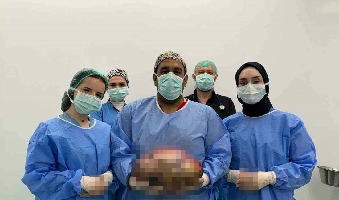 Kadın hastanın karnından 10 kiloluk kitle tespit edildi Bursa’da karın bölgesindeki şişlik nedeniyle hastaneye başvuran 40’lı yaşlardaki kadın