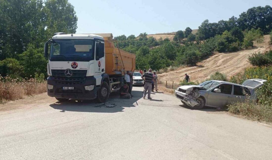 Bursa’nın İnegöl ilçesinde meydana gelen kazada hafriyat kamyonu ile otomobil
