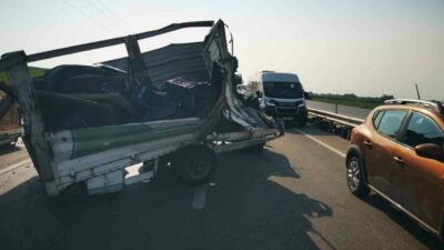 Bursa’nın Karacabey ilçesinde bir kamyonetin kamyona arkadan çarpması sonucu bir