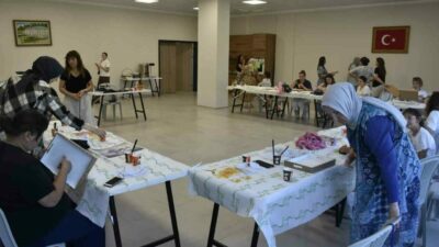 Karacabey Belediyesi, vatandaşların sanatsal becerilerini geliştirmesi ve keyifli vakit geçirmesi