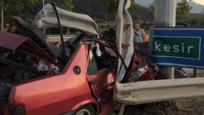 Bursa’nın Kestel ilçesinde meydana gelen kazada kontrolden çıkan otomobil bariyerlere