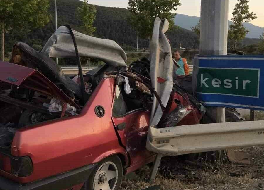 Bursa’nın Kestel ilçesinde meydana gelen kazada kontrolden çıkan otomobil bariyerlere