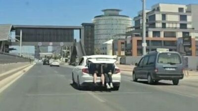 Bursa’da sedan bir otomobilin bagajında kapısı açık halde yolculuk yapan