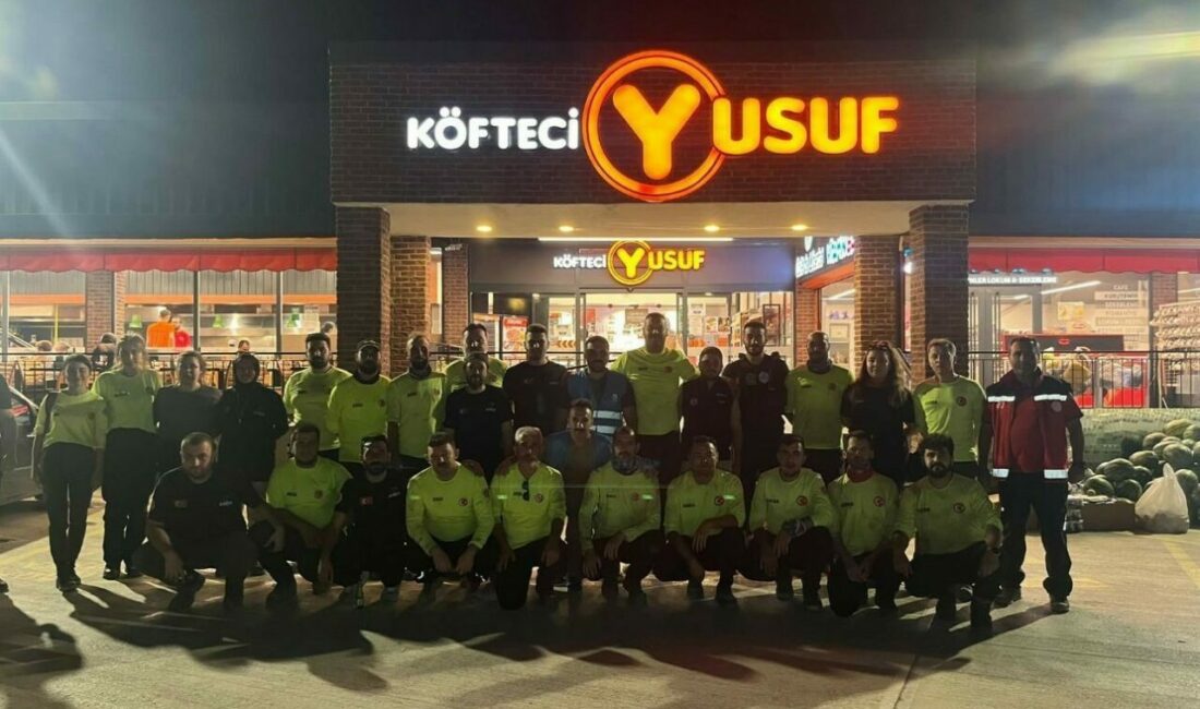 Köfteci Yusuf, yangınla mücadele eden ekiplere kapılarını açtı Türkiye’nin önde gelen yerli restoran zincirlerinden Köfteci Yusuf, Bilecik’in Osmaneli