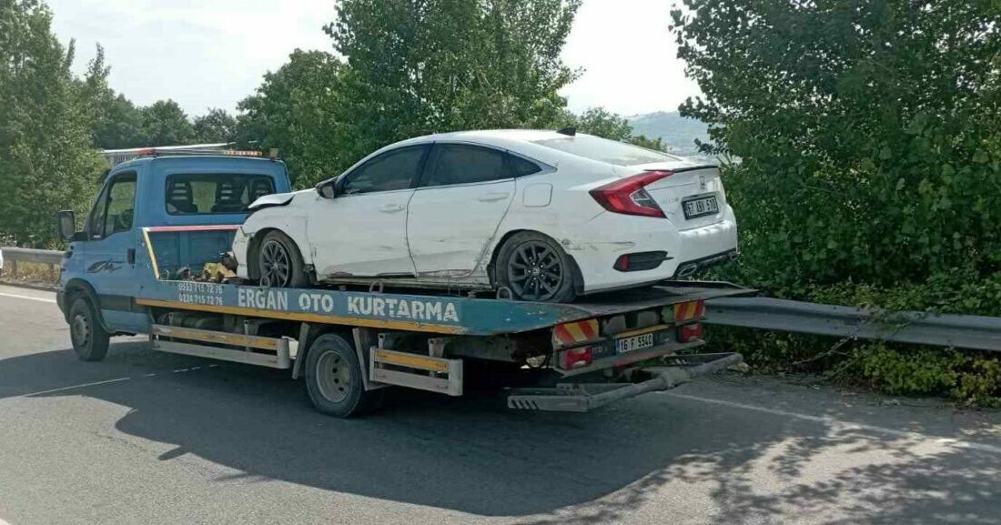 Kontrolden çıkan araç bariyere çarptı: 2’si çocuk 4 yaralı Bursa’nın İnegöl ilçesinde meydana gelen kazada kontrolden çıkan otomobil bariyerlere