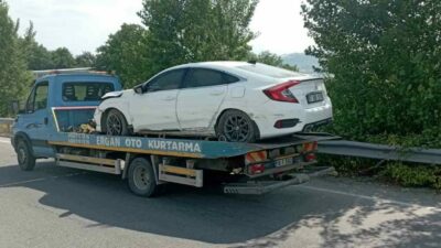 Bursa’nın İnegöl ilçesinde meydana gelen kazada kontrolden çıkan otomobil bariyerlere