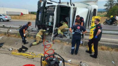Bursa-Balıkesir karayolunda kontrolden çıkan kamyonun devrildiği kazada sürücüsü ağır yaralandı.
