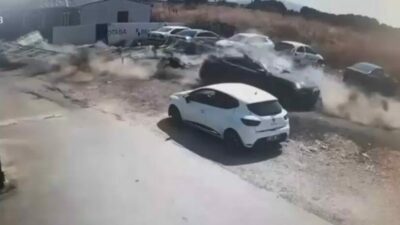 Bursa’da bir inşaat sahasında 60 metrelik kule vinç devrildi. Vincin