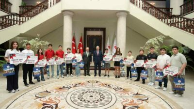 Bursa Valisi Erol Ayyıldız, LGS’de tam puan alan öğrencileri makamında