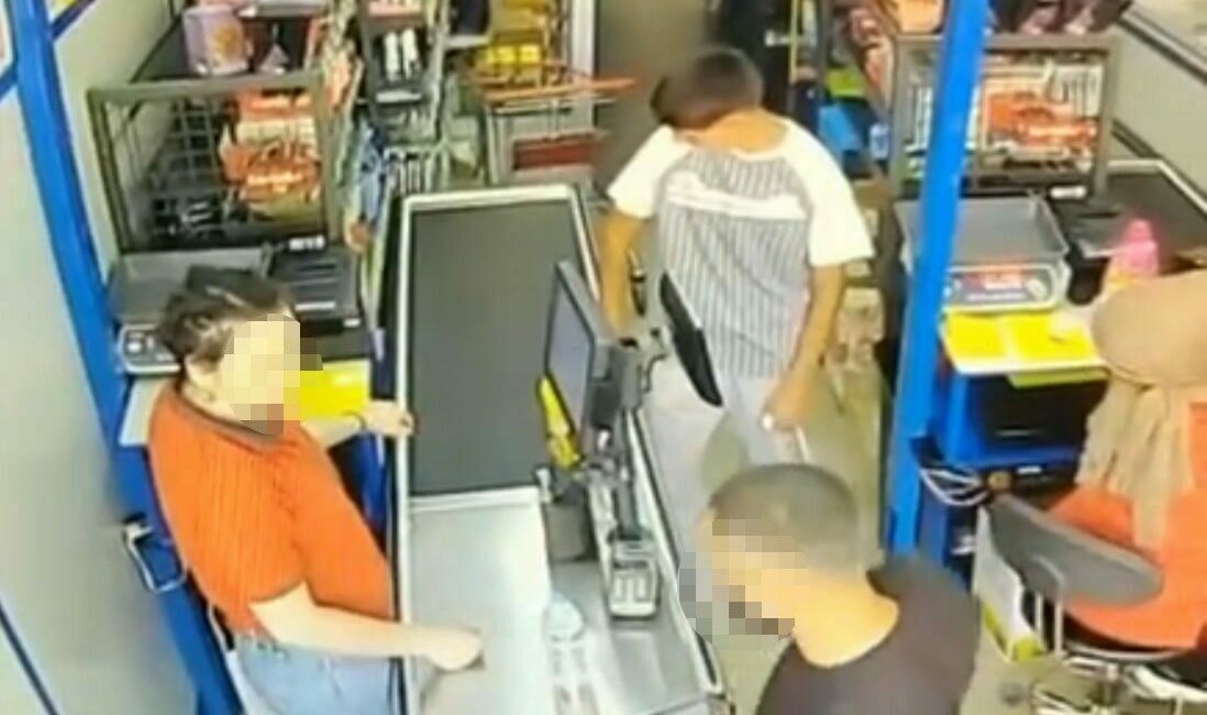 Bursa’nın Mustafakemalpaşa ilçesinde bir BİM markette kasiyer olarak çalışan genç