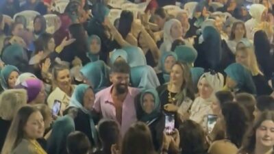 Mehmet Çevik köylü kadınlara sürpriz yapıp onlar için konser verdi.