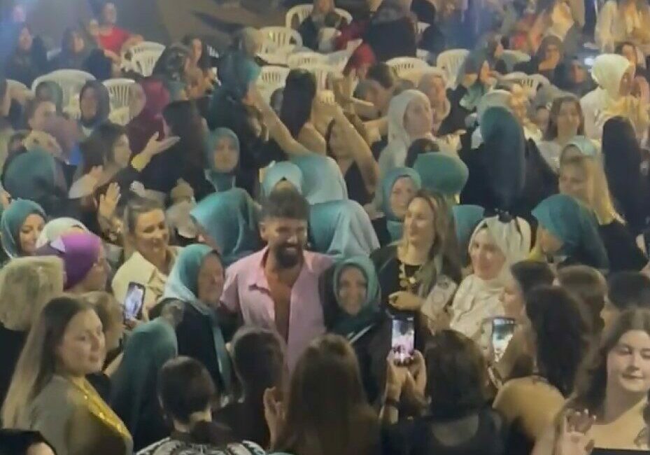 Mehmet Çevik’ten şalvar gecesi Mehmet Çevik köylü kadınlara sürpriz yapıp onlar için konser verdi.