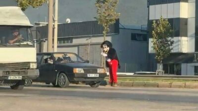 Bursa’da trafik lambalarında elinde mendillerle Miki Fare’yi görenler, gözlerine inanamadı.