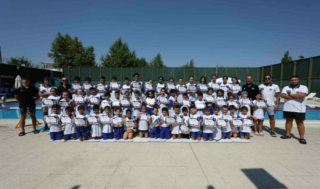 Bursa Büyükşehir Belediyesi tarafından düzenlenen Yaz Spor Okulları’ndaki yüzme branşı