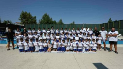 Bursa Büyükşehir Belediyesi tarafından düzenlenen Yaz Spor Okulları’ndaki yüzme branşı