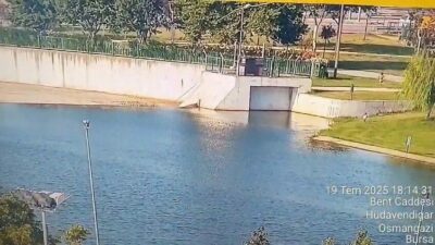 Bursa’da sağa sola koşuştururken, parkın içerisinden geçen Nilüfer Çayına düşen