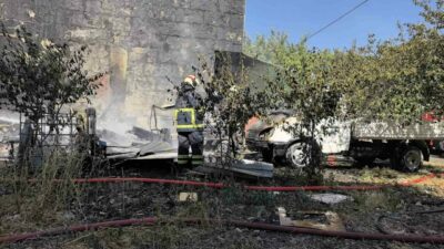 Bursa’nın İnegöl ilçesinde odunlukta çıkan yangın apartmana ve araçlara sıçradı.