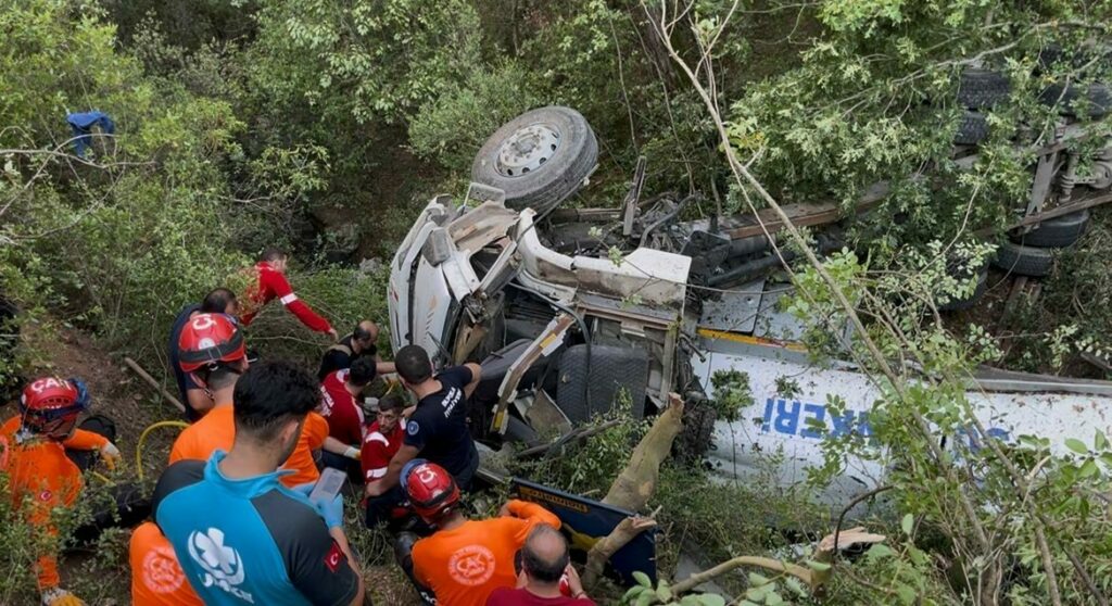 Bursa’nın Gürsu ile Kestel ilçeleri arasındaki orman yangınını söndürmek için