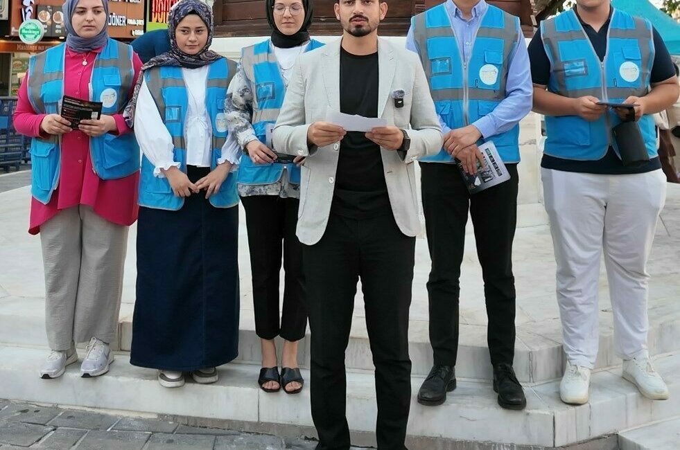 Osmangazi Gençliğinden broşürlü vicdan çağrısı AK Parti Osmangazi İlçe Gençlik Kolları, Srebrenitsa Katliamı’nın yıldönümünde anlamlı