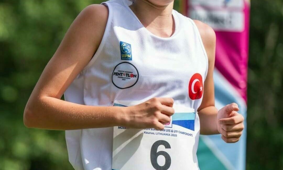 Osmangazi’nin genç yeteneği Dünya Şampiyonası biletini aldı Osmangazi Belediyespor’un milli sporcusu Melis Tuğsem Erim, Litvanya’da düzenlenen 2025