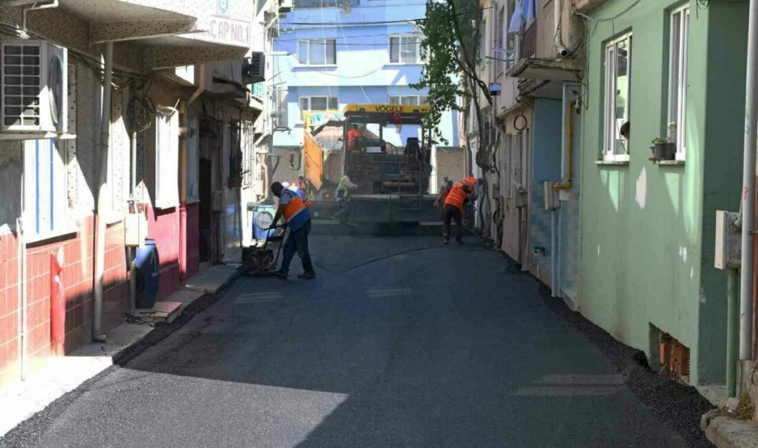 Osmangazi’nin yollarında yoğun asfalt mesaisi Osmangazi genelinde eskimiş ve bozuk yol bırakmamak için çalışmalarını sürdüren