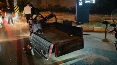 Bursa’da kontrolden çıkan otomobil, elektrikli motosiklete çarptı. Kazada 3 kişi