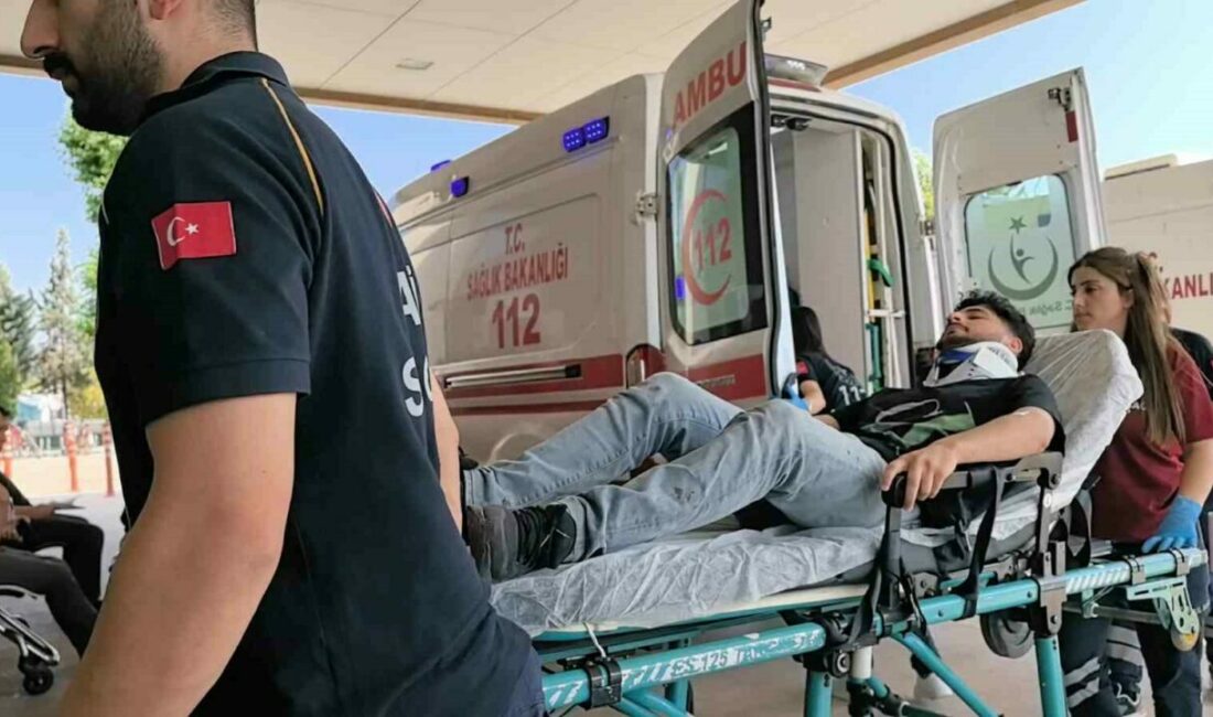 Otomobil kontrolden çıktı, önce direğe sonra evin koruma tellerine çarptı : 1 yaralı Bursa’nın İnegöl ilçesinde meydana gelen kazada kontrolden çıkan otomobil direğe