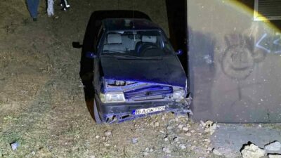 Bursa’nın İnegöl ilçesinde kontrolden çıkan otomobil şarampole uçup trafoya çarptı.