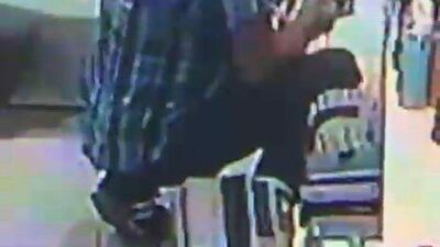 Bursa’nın İnegöl ilçesinde, alışveriş merkezine giren bir hırsız, poşetine attığı