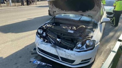 Bursa’nın Osmangazi ilçesinde park uygulaması yapan polis memuruna otomobil çarptı.