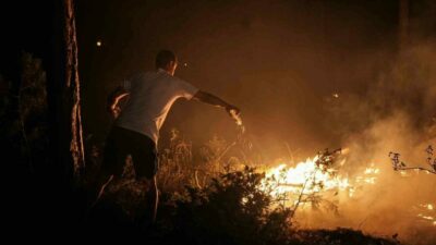 Orhaneli ile Harmancık ilçeleri arasında çıkan orman yangınında ulaşılması güç