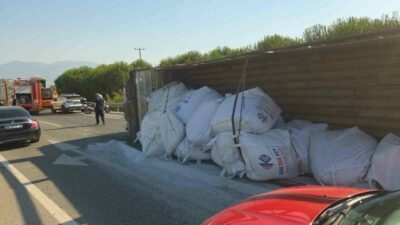 Bursa’nın Orhangazi ilçesinde plastik hammadde yüklü kamyon devrildi. Yalova-Bursa Karayolu