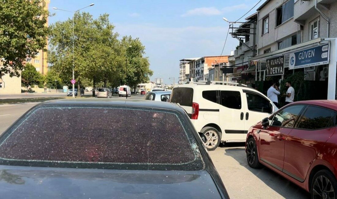 Rastgele ateş açtı, kurşunlar otomobillere isabet etti Bursa’nın Osmangazi ilçesinde bir şüpheli etrafa ateş açıp korku dolu