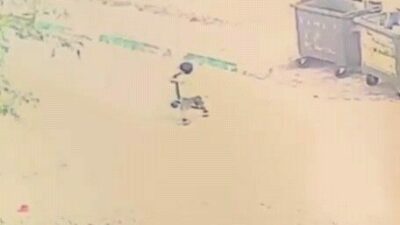 Bursa’nın İnegöl ilçesinde scooter kullanan çocuğa çarpan otomobil, üzerinden geçti