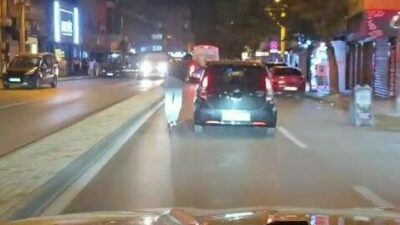 Bursa’da scooter kullanan bir genç trafikte seyir halinde olan başka