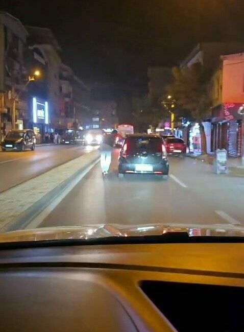 Bursa’da scooter kullanan bir genç trafikte seyir halinde olan başka