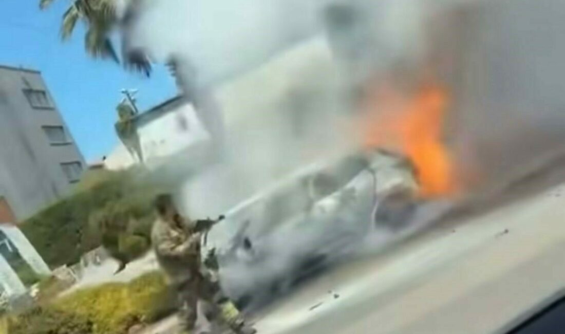 Seyir halindeki araç alev topuna döndü Bursa’da seyir halindeki araç motor kısmından arıza yapınca alev topuna